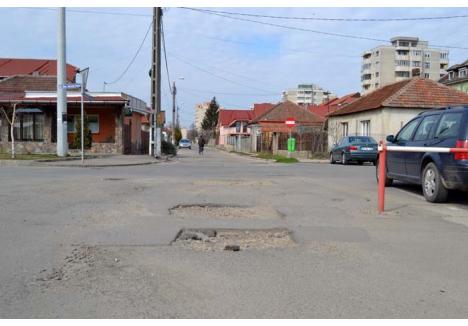DUPĂ GROPI. Prin noul contract de întreţinere a străzilor, drumarii vor fi obligaţi nu doar să asfalteze gropile, ci să şi identifice zonele cu probleme. "Mai mulţi ochi înseamnă mai puţine şanse ca o groapă să treacă neobservată", spune Mircea Ghitea, şeful Direcţiei Tehnice a Primăriei